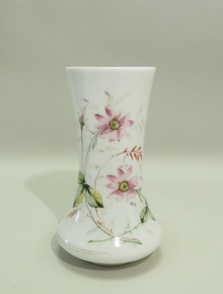 Null Vase en porcelaine à décor floral polychrome. 26,5 x 15 cm.