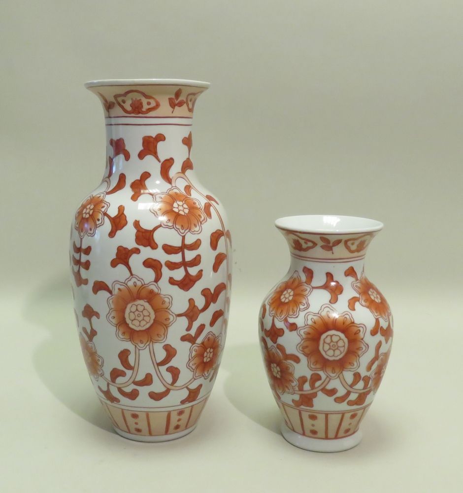 Null Lot de deux vases en porcelaine à décor de fleurs et rinceaux de lotus sur &hellip;