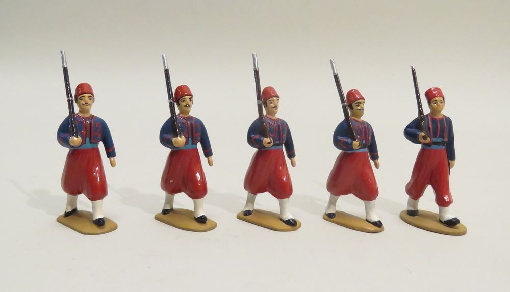 Null QUIRALU. Ensemble de cinq "Zouaves" (fusiles longs), en aluminium peint. 6.&hellip;