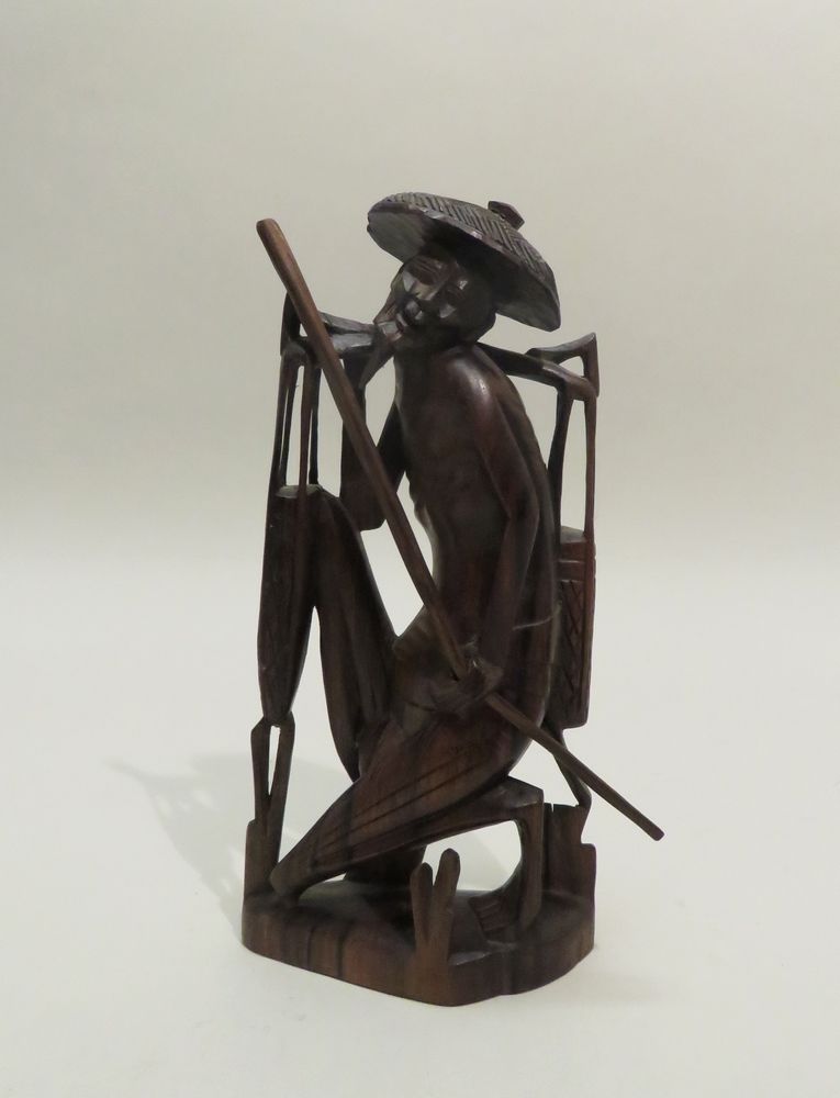 Null Sculpture en bois teinté figurant un paysan chinois. Chine, Xxème siècle. 2&hellip;