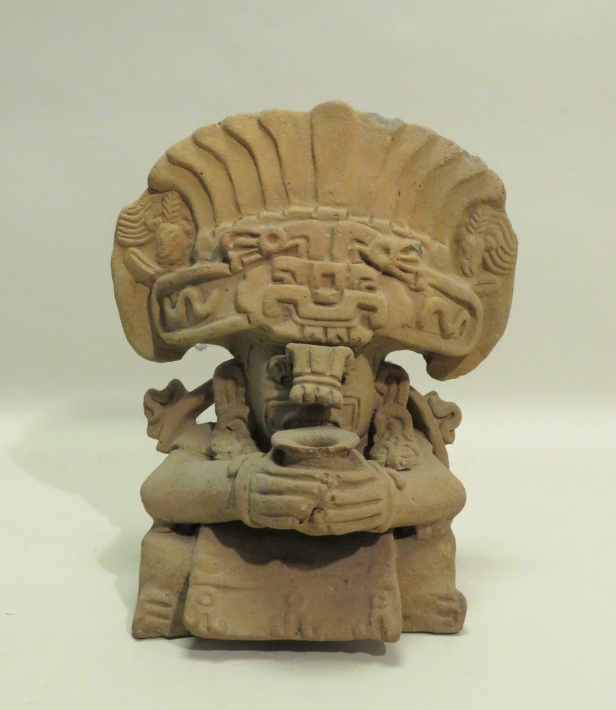 Null Urne funéraire en grès représentant une divinité mexicaine. 31 x 21 x 20 cm&hellip;
