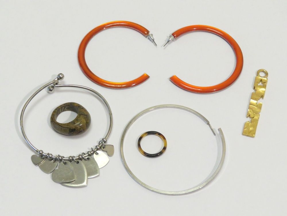 Null Lot de six bijoux fantaisies (2 bracelets, deux bagues, un pendentif Biche &hellip;
