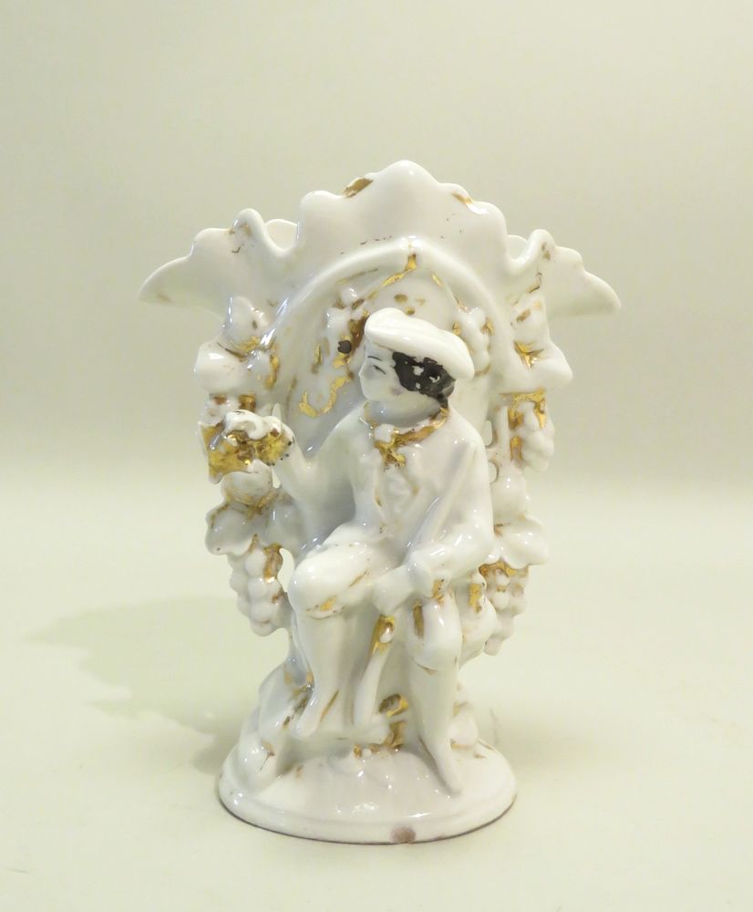 Null Vase de mariage en porcelaine de Paris. 18 x 15,5 cm (égrenures, en l'état)&hellip;