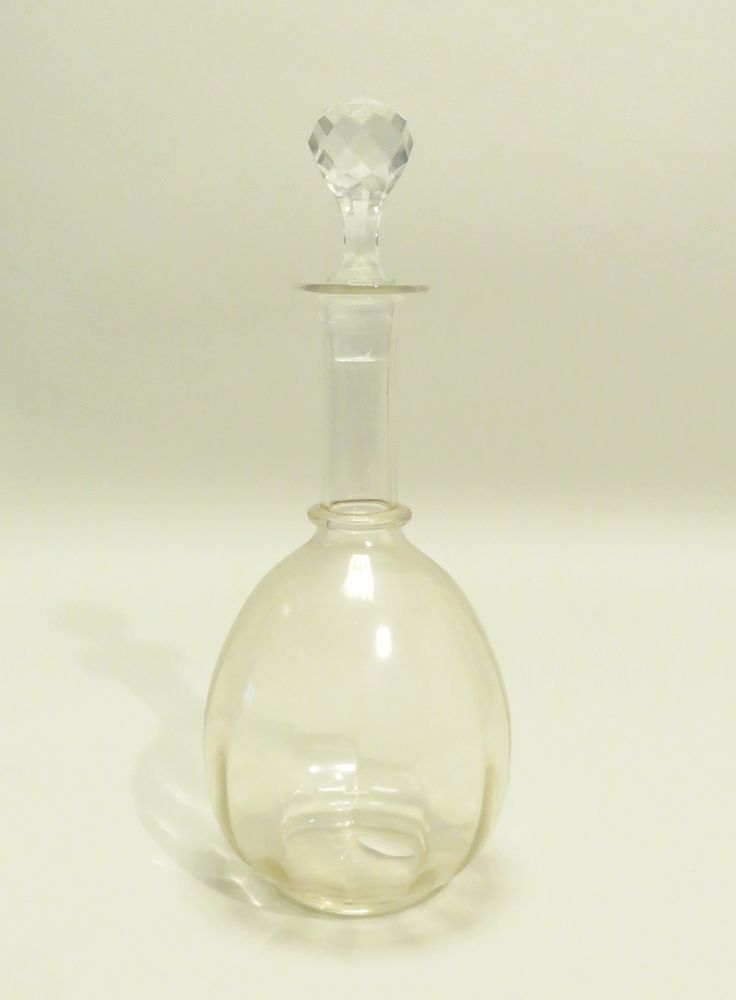 Null Carafe en verre à corps cotelé avec bouchon (rapporté). Haut : 31 cm Diam :&hellip;