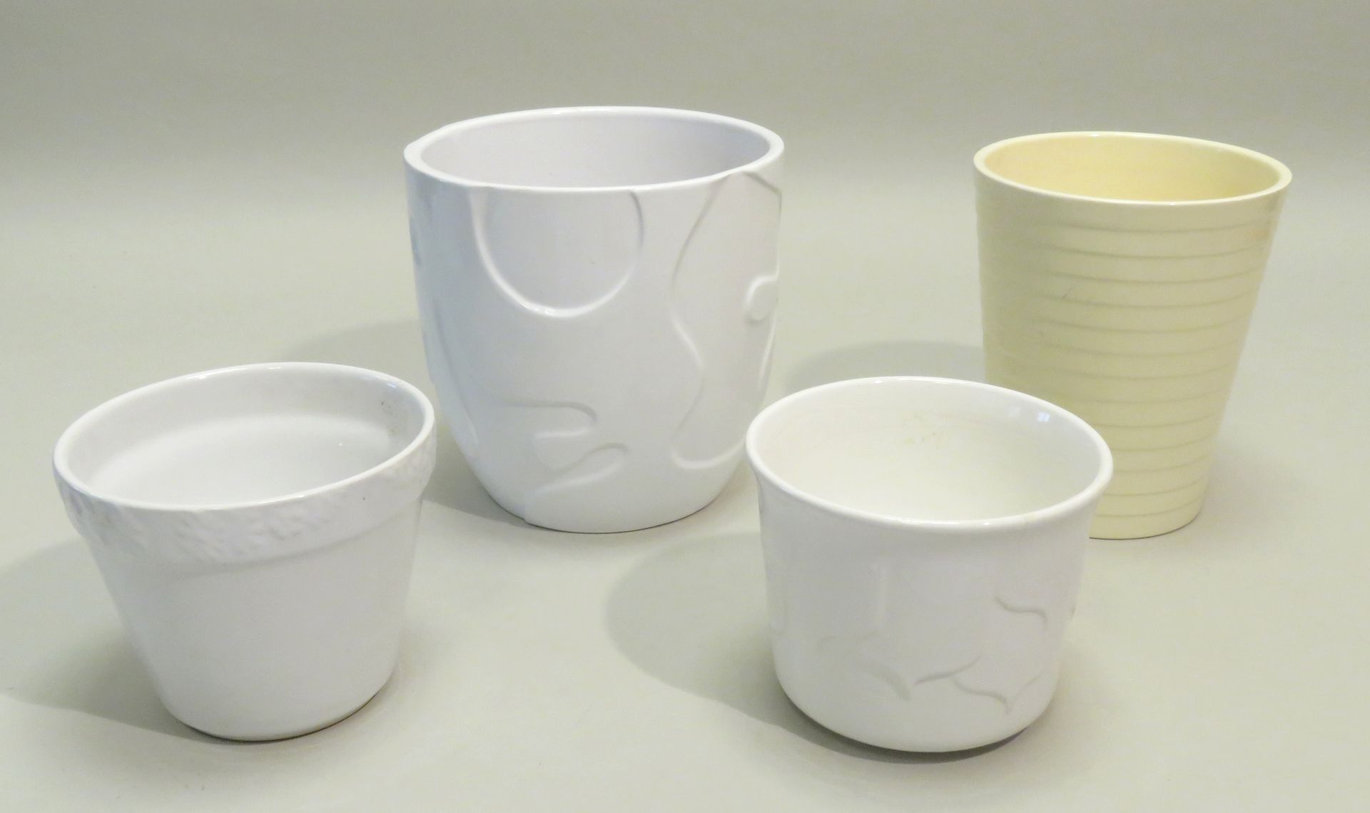 Null Lot de quatre pièces en porcelaine allemande, comprenant : -1 vase à col lé&hellip;