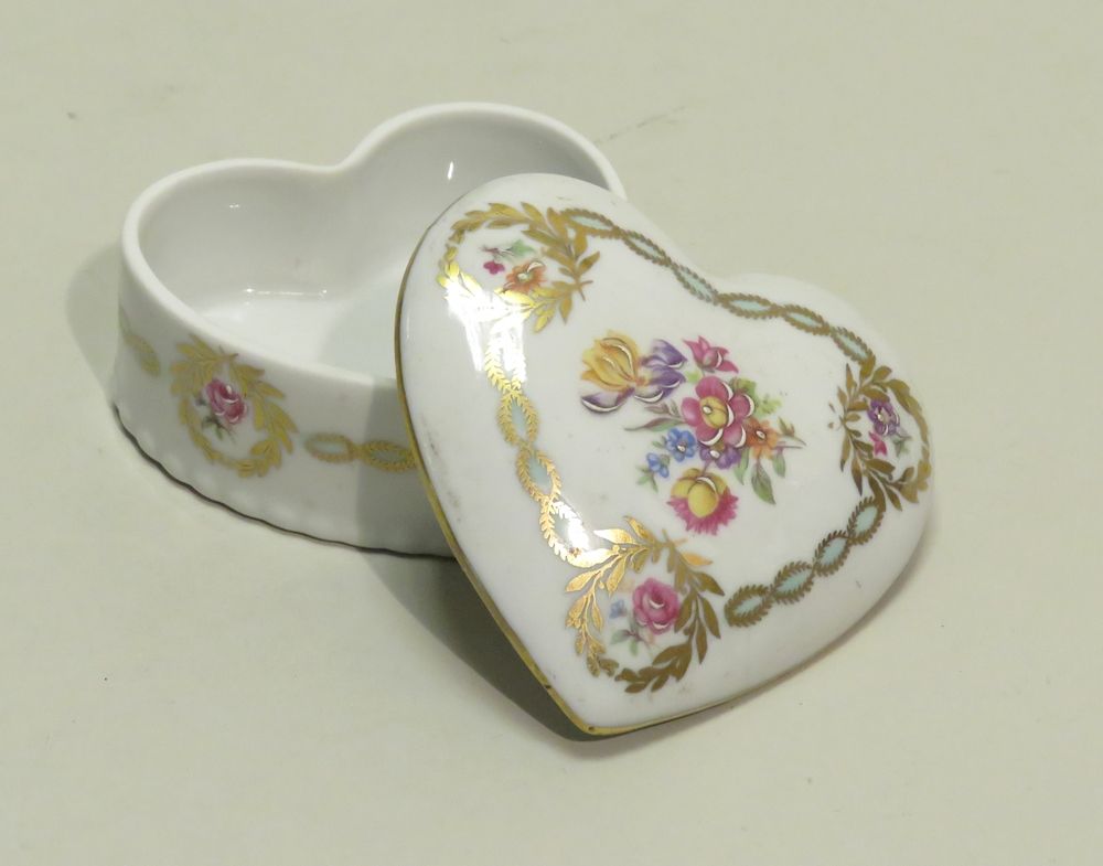 Null Petite boîte/coffret en porcelaine formant un cœur, à décor floral polychro&hellip;