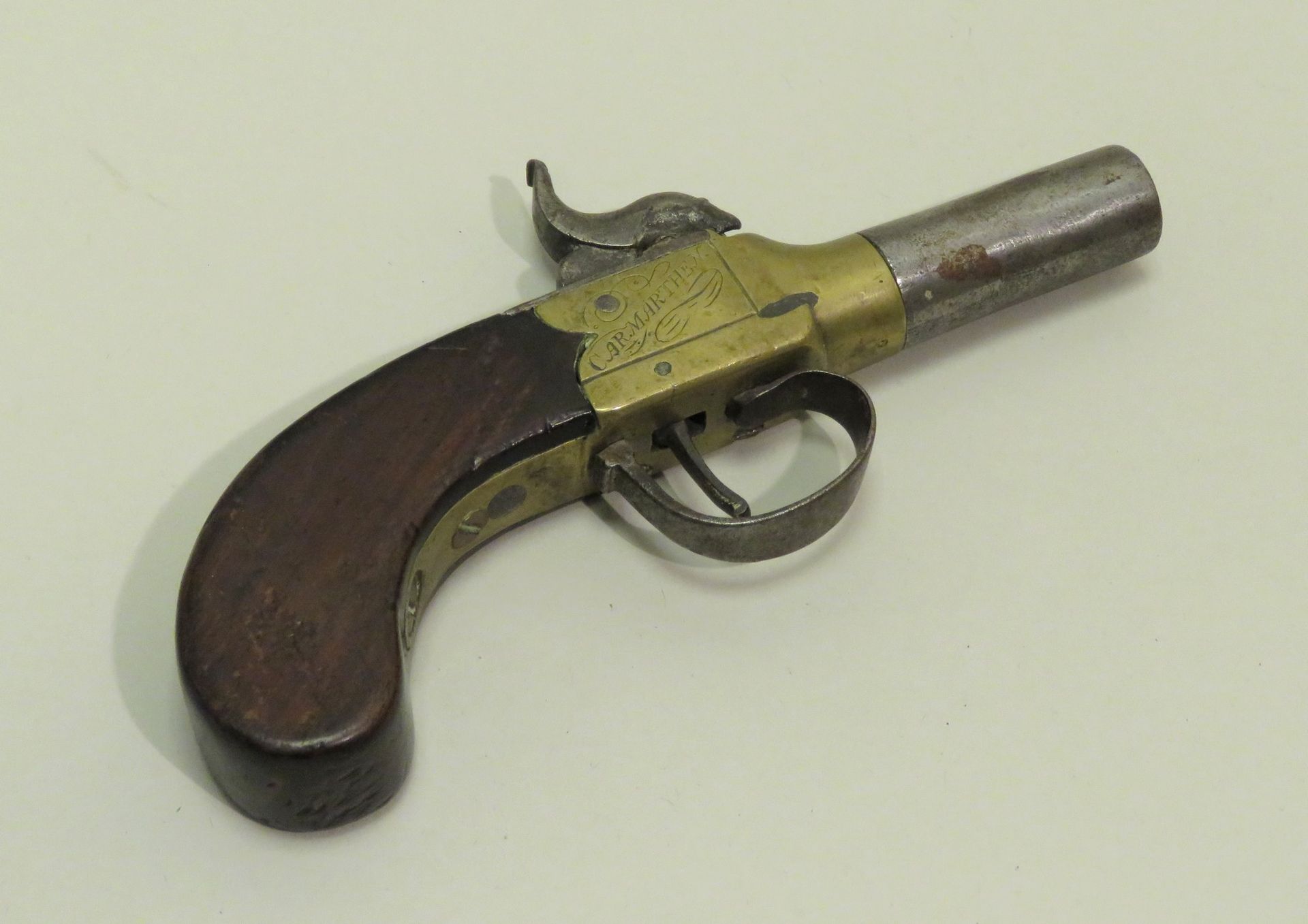 Null AR.MARTHE. Pistolet "à coffre" (balle forcée), en acajou, laiton et acier. &hellip;