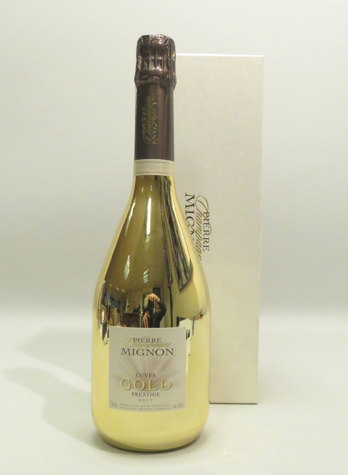 Null 皮埃尔-米尼翁香槟，黄金香槟，名贵香槟，Brut，非年份。1个装在纸板箱中的BTL。