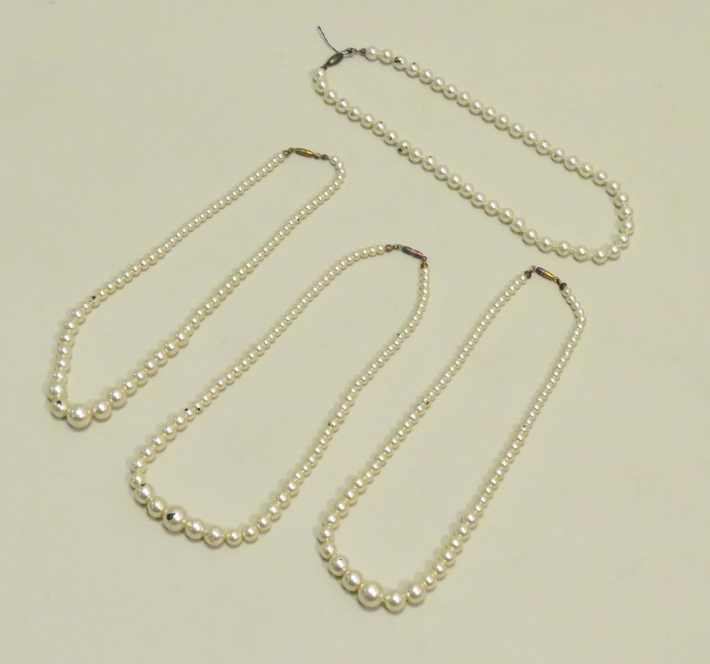 Null Bijoux fantaisie comprenant 4 colliers imitations perles.