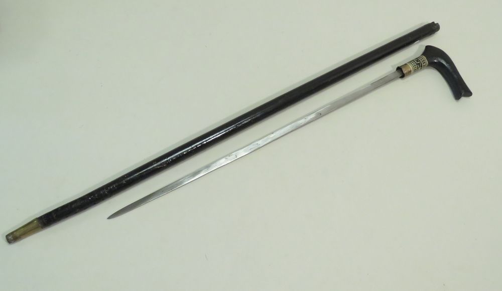 Null Canne épée en bois peint. Long : 92 cm (en l'état).