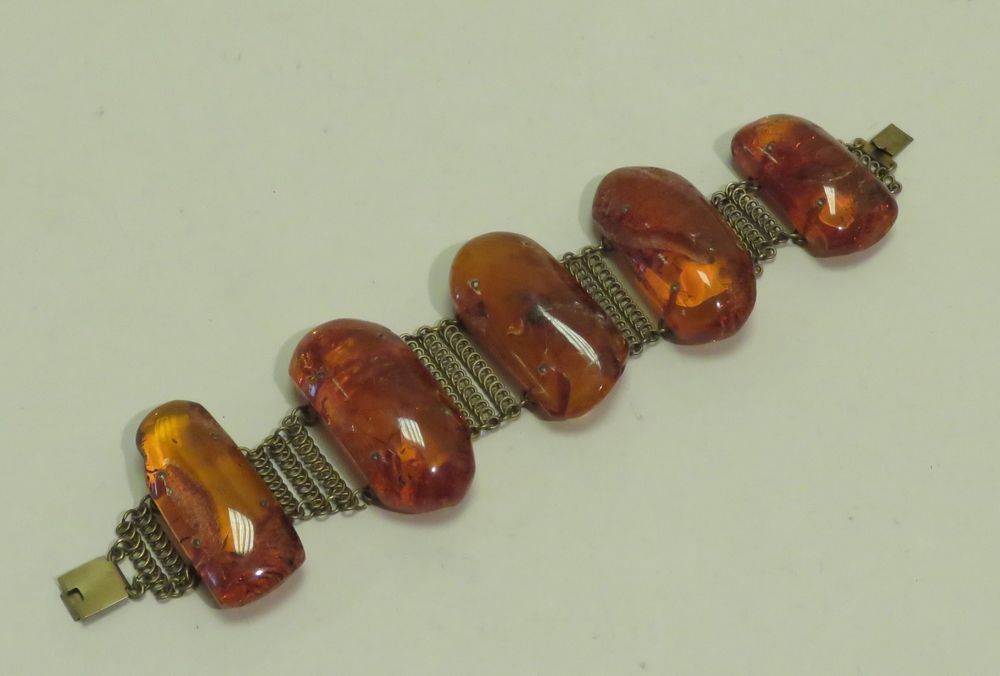 Null Bracelet en métal et morceaux d'ambre, fermoir à clapet. Long : 22,5 cm Lar&hellip;