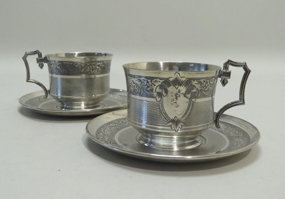 Null Paire de tasses avec sous-tasses en métal argenté. Xxème siècle. 7 x 14 cm.