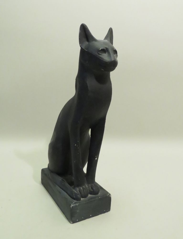 Null Sculpture en plâtre peint figurant un chat dans le goût de l'Egypte antique&hellip;