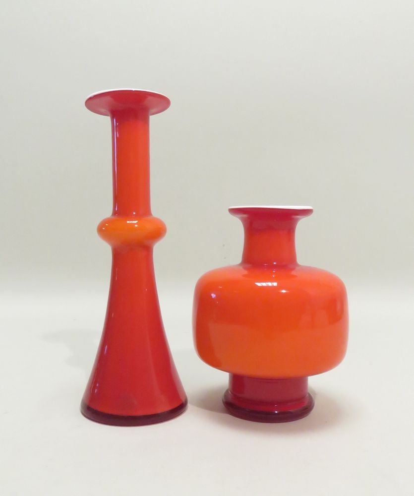 Null Lot de deux vases en verre, teinté blanc et rouge/orange. 20,5 x 7,5 cm & 1&hellip;