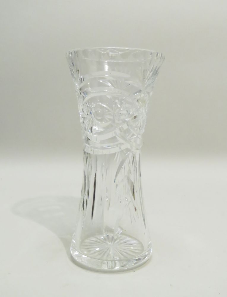 Null Vase en cristal taillé. 20,5 x 9,5 cm.
