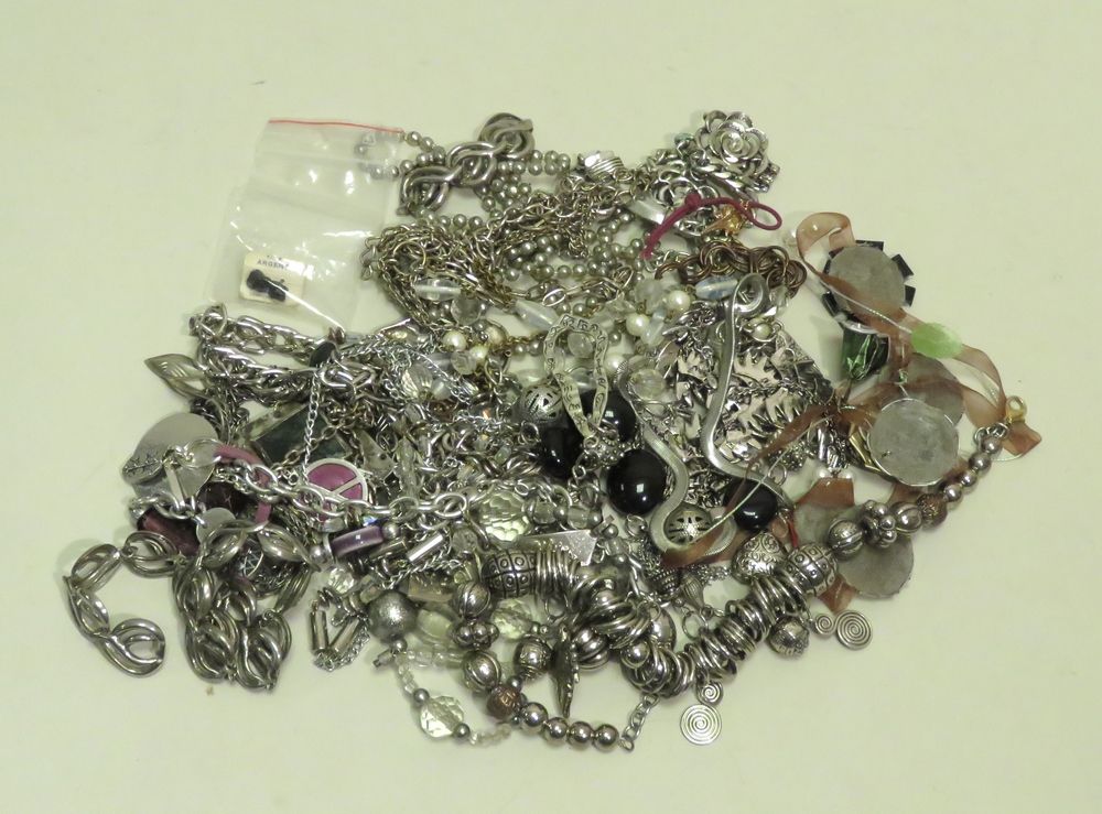 Null Lot de bijoux fantaisies divers en vrac dont ceintures. Poids total : 1Kg20&hellip;