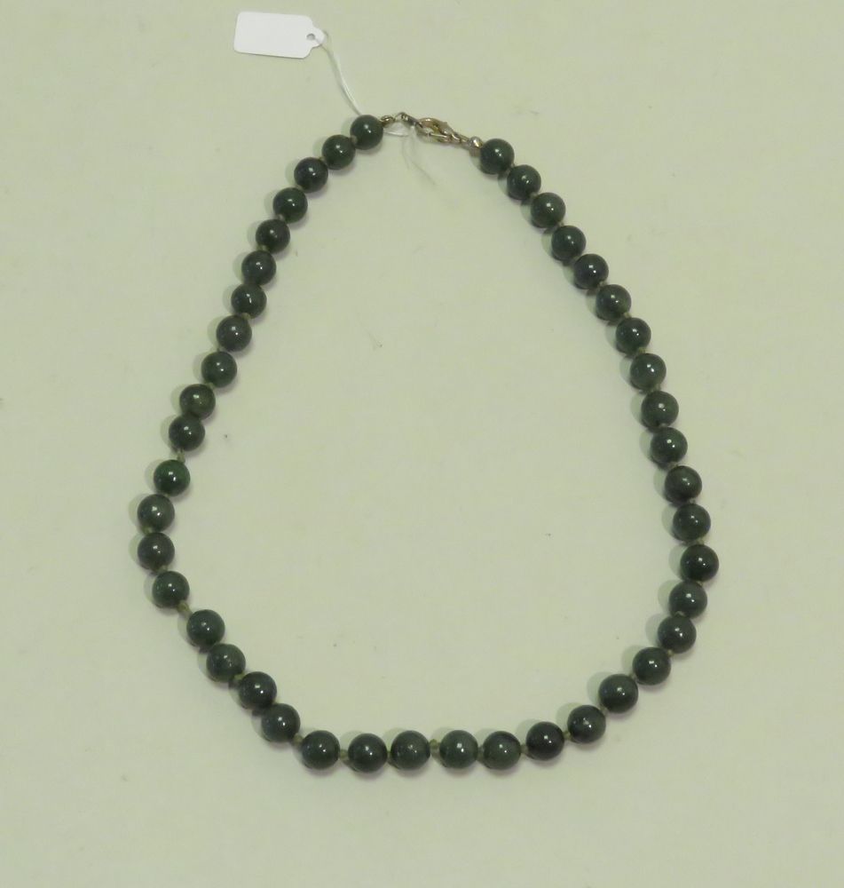 Null Collier en perles de jadeïte de 8mm. Le fermoir à crochet. Long : 46 cm.