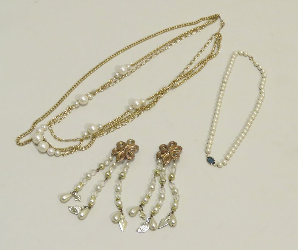 Null Bijoux

Lot comprenant un collier imitation perles avec au centre une pierr&hellip;