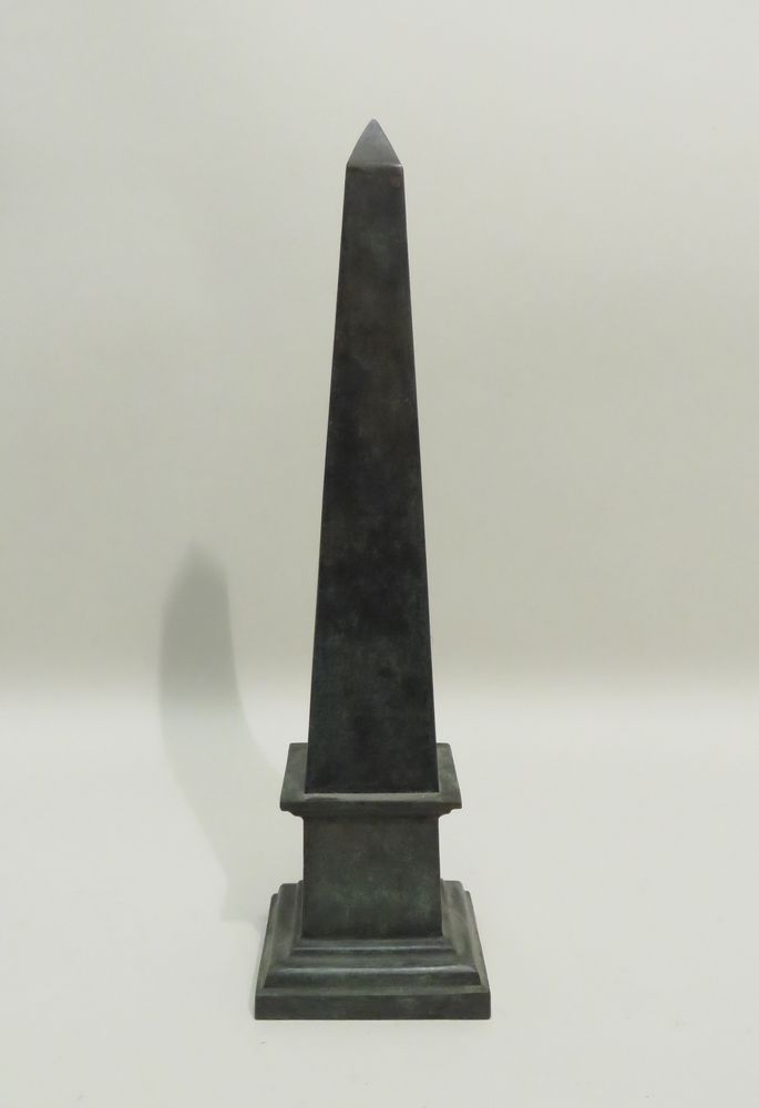 Null Obélisque en bronze à patine de style archaïque. Xxème siècle. 36,5 x 10 x &hellip;