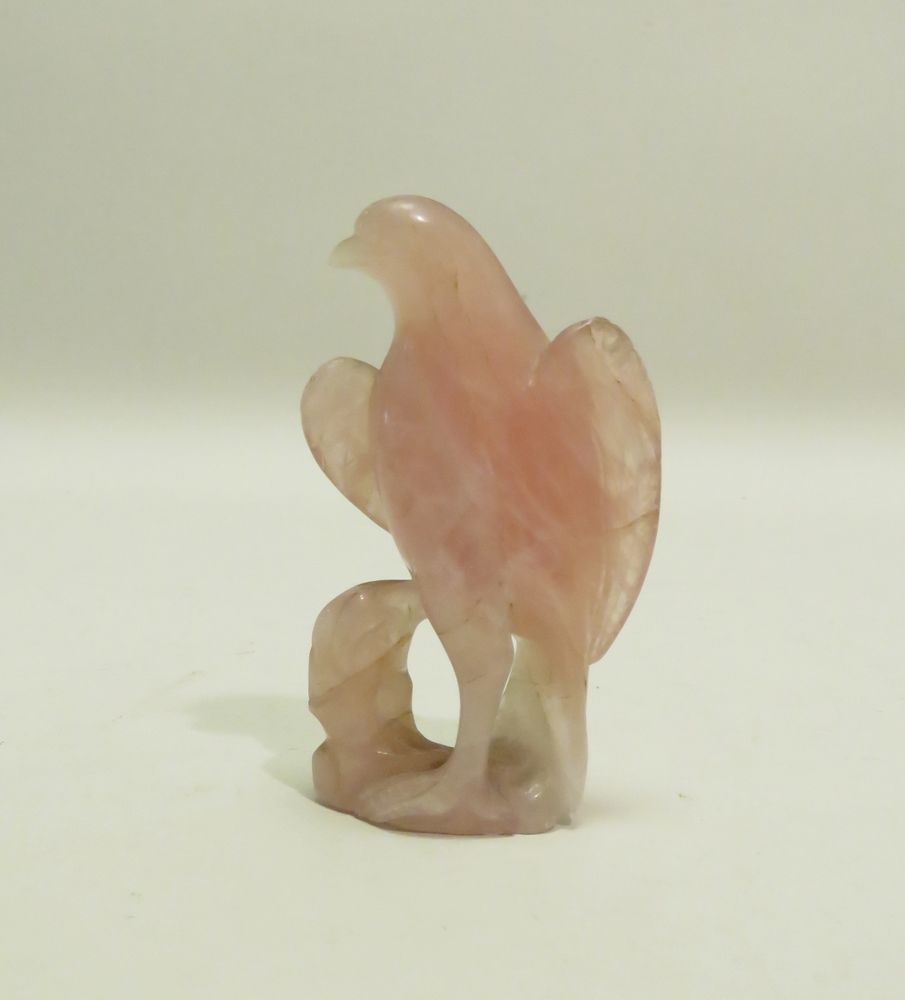 Null Rapace en quartz rose sculpté. Chine. 11 x 7 cm.