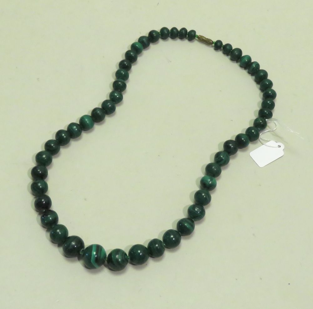 Null Collier en perles de malachite. Long : 50 cm.