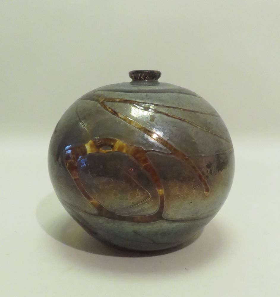 Null Vase "boule" en verre soufflé et irisé. 17 x 16 cm.