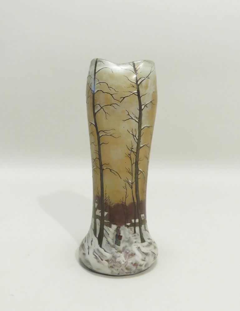 Null Vase en verre à décor émaillé d'un village, animé d'un personnage , sous la&hellip;