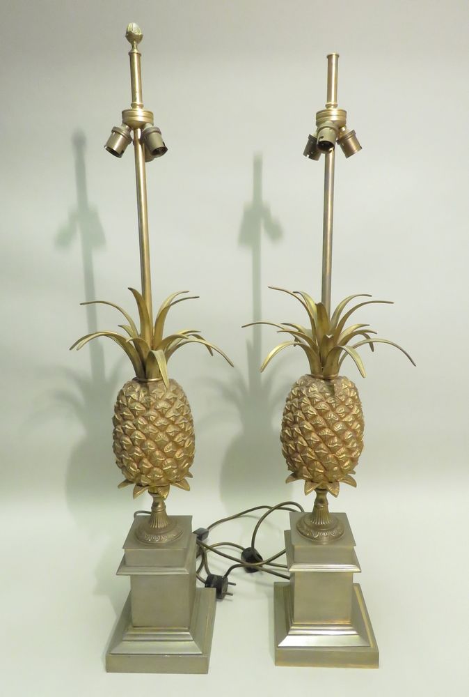 Null Dans le goût de la Maison Charles & Fils. Paire de lampes "Ananas" en bronz&hellip;