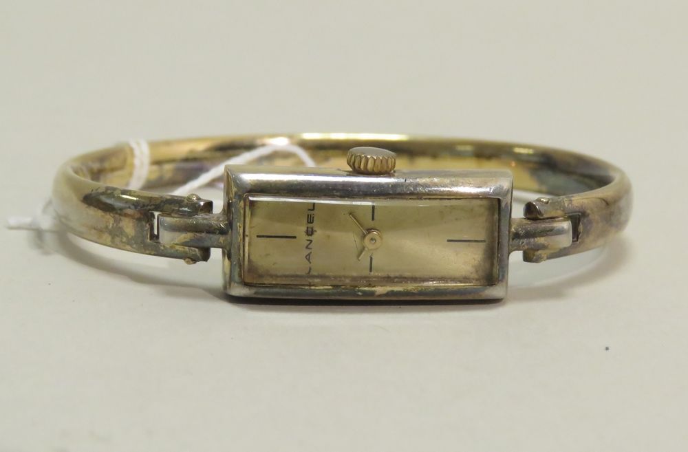 Null 兰西尔。美丽的银色女表（800/1000），金底长方形表盘，原厂刚性表带带扣。机械运动（不工作）。毛重：31克75。直径：6.5厘米。