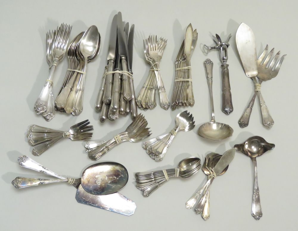 Null Goldsmith: S.F. One hundred and seventy-seven-piece silver-plated household&hellip;