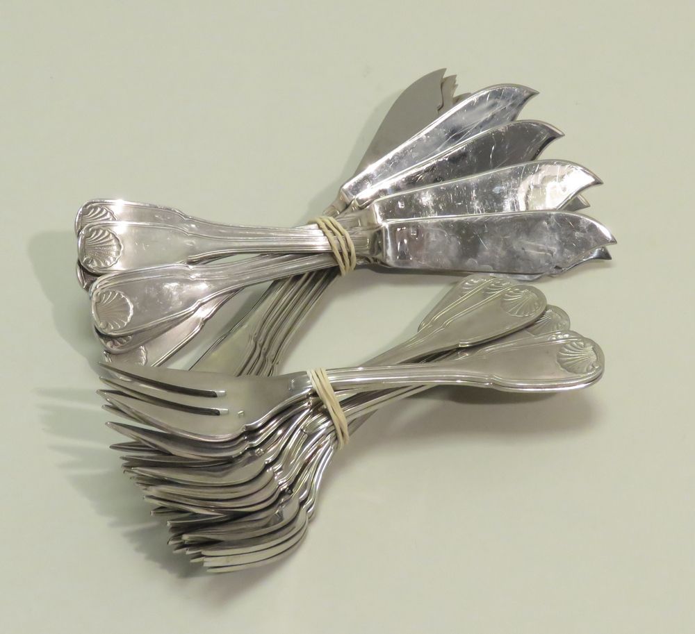 Null 一套12件镀银鱼餐具（24件），有模塑装饰的贝壳造型。