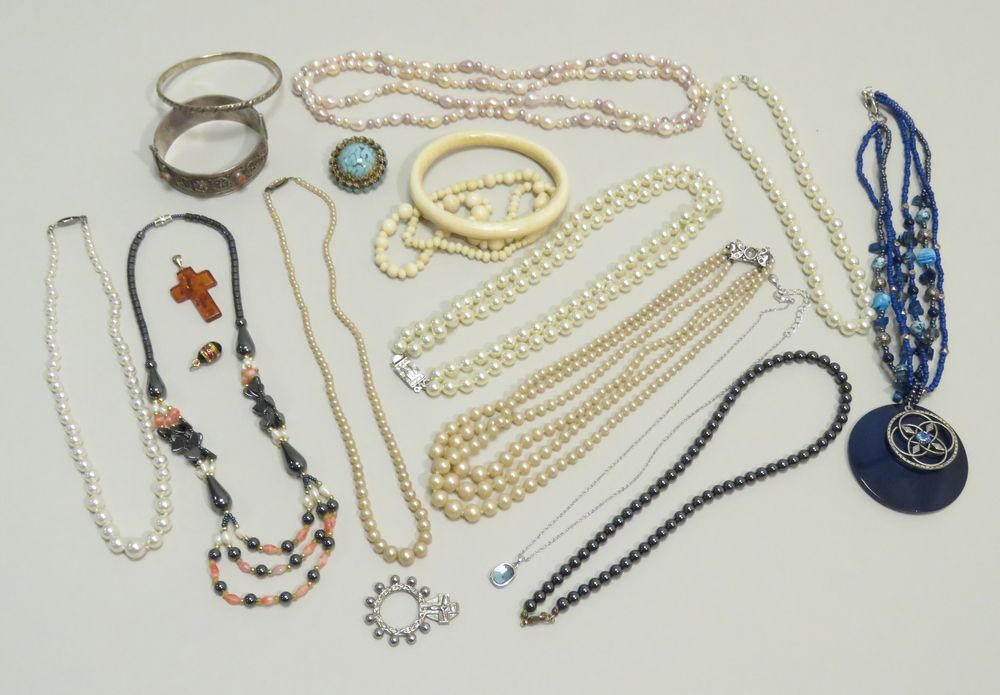 Null Batch of fancy jewels in bulk (necklaces of fancy pearls, bracelet, pendant&hellip;