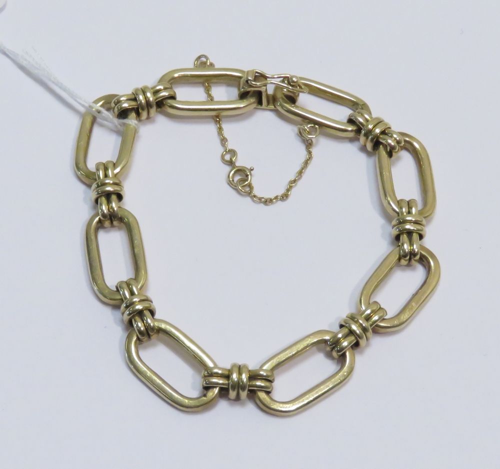 Null 美丽的黄金手镯，钩扣上有 "八 "字形安全链。净重：30克85。直径：5厘米（关闭）。