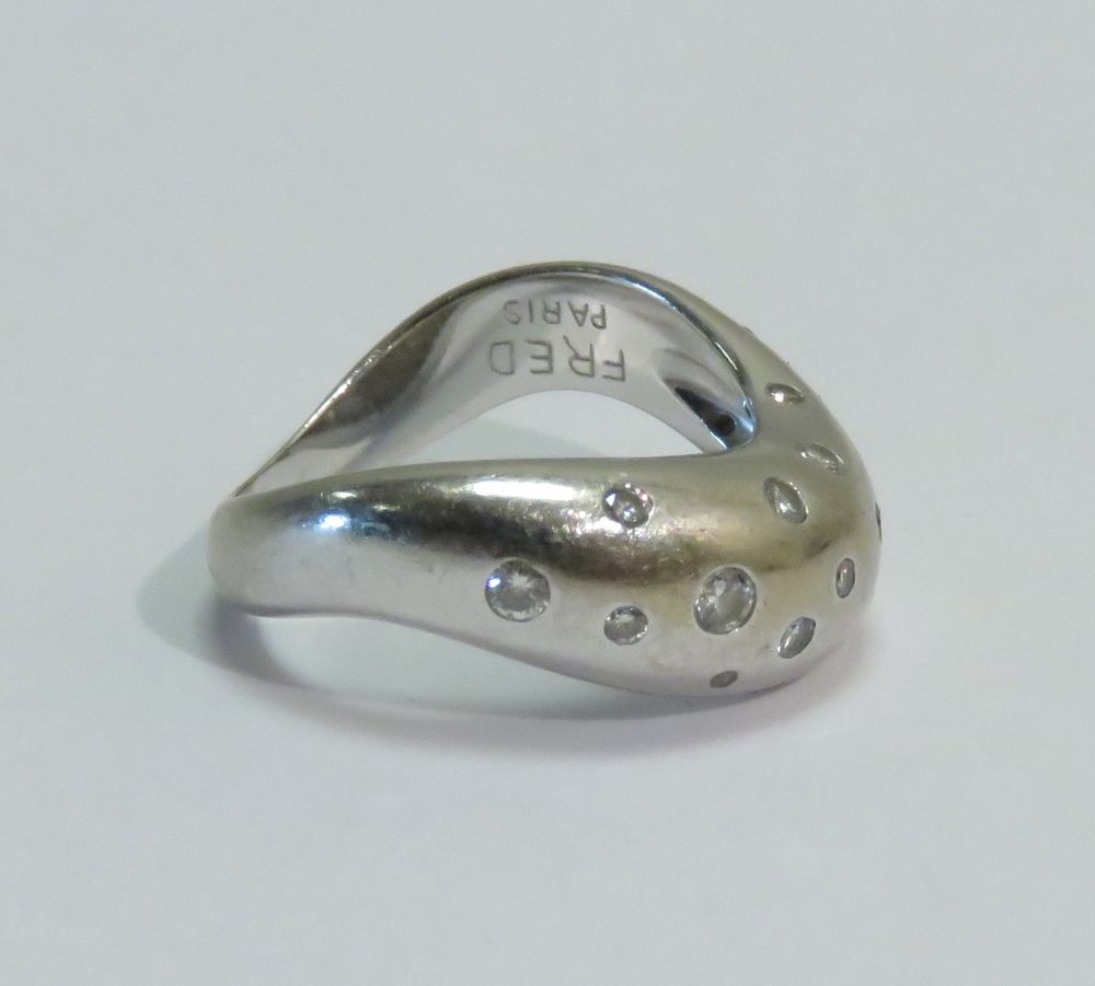 Null FRED，巴黎。一枚白金戒指，封闭式镶嵌了16颗明亮式切割钻石（缺少一颗小的明亮式切割钻石）。签名。 毛重：7克65。TDD : 51.5.