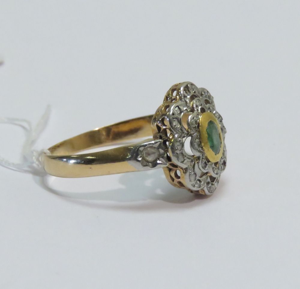 Null 一枚黄金和白金的镂空 "花纹 "戒指，镶嵌着一颗椭圆形的绿色宝石（碎片），在一个铺设好的钻石底座上（缺失）。毛重：3g15。TDD : 59.