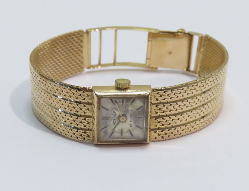 Null 瑞士MORNIER。黄金女士腕表。表盘是方形的，有灰色的背景（氧化/划痕）。原有的黄金 "带状 "手镯，带有隐藏式折叠扣。机械绕线运动（工作）。毛重：&hellip;