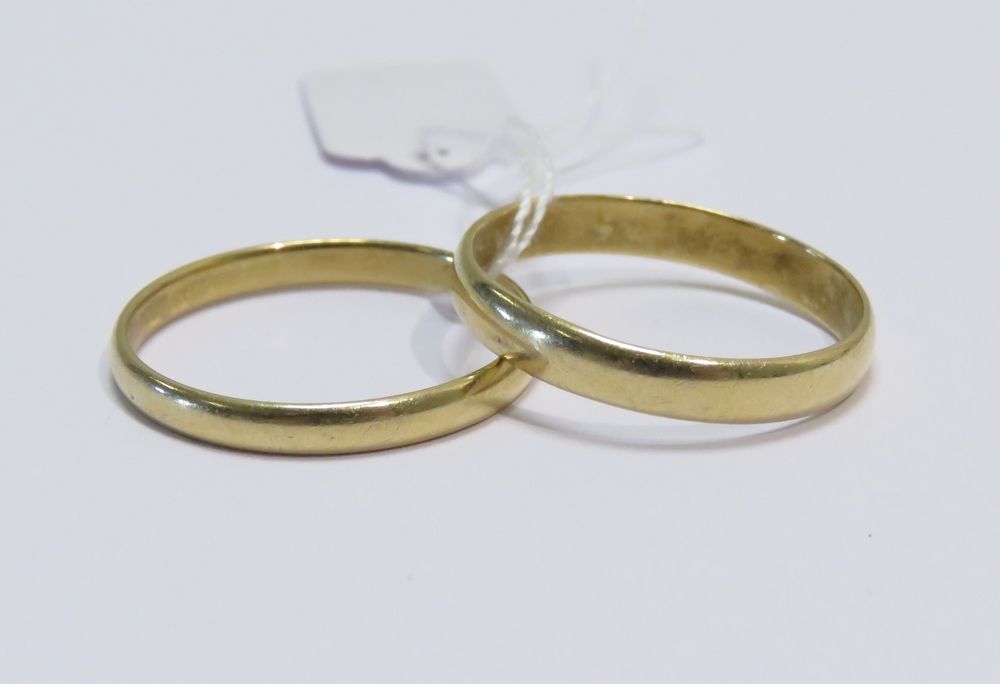 Null 一套两个黄金结婚戒指（刻字）。总净重：5克45。TDD : 61 & 63.