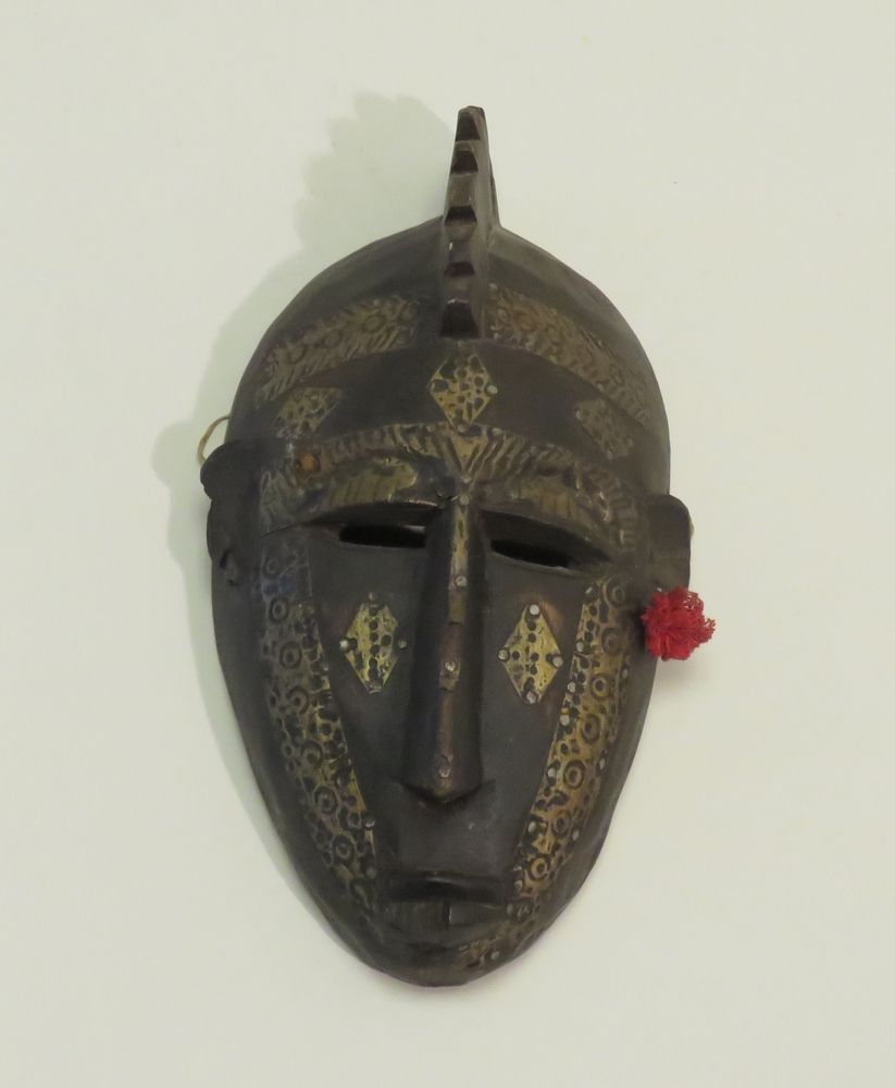 Null Afrikanische Maske aus geschnitztem Holz und beschlagenem Kupfer. Mali, Bam&hellip;