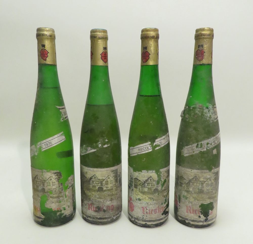 Null Lotto di 4 BTLS, tra cui : Riesling Blanc, Alsace, annata 1976. 3 BTLS (1 N&hellip;