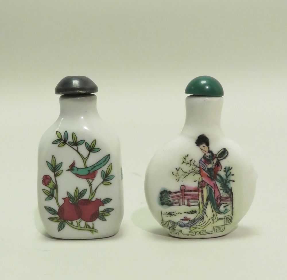 Null Juego de dos botellas de rapé de porcelana. China, siglo XX. 7 x 4 cm.