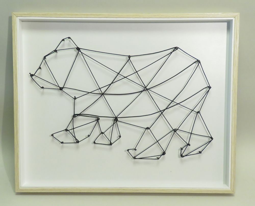 Null 装饰性构图，有一只熊。42,5 x 52,5厘米（带画框）。