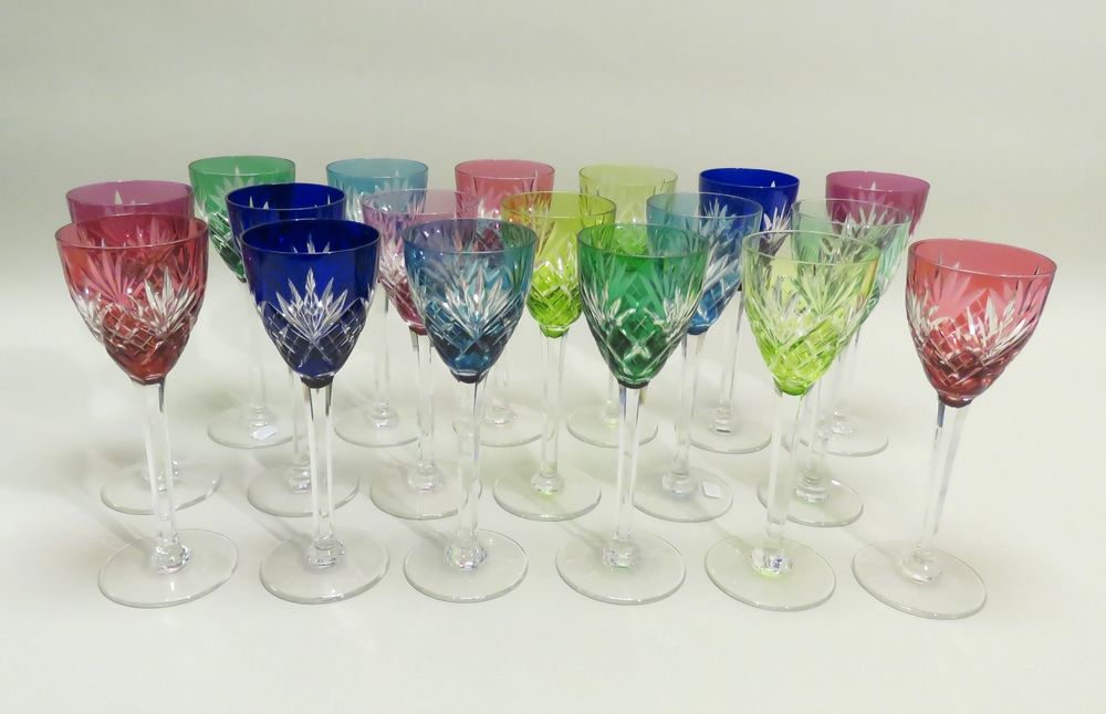 Null 圣路易斯市。美丽的十八个切割水晶酒杯套组，装饰着花束和着色（蓝色，淡紫色，天蓝色，粉红色......）。 底部有印章。 22 x 8厘米。