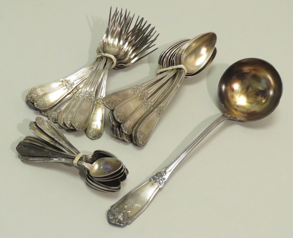 Null Goldsmith: A & F. 37件镀银家用套装的一部分，有皇冠和月桂花环的模制装饰，并有花和叶的卷轴，包括。-12个大餐具（24件）； -12&hellip;