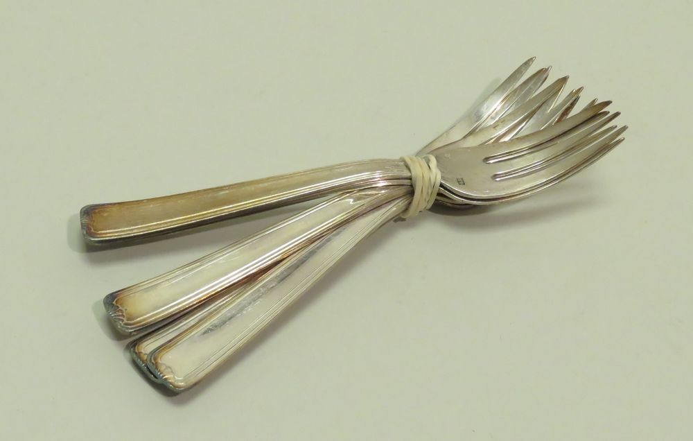 Null Set of six silver plated cake forks. Length : 15 cm.