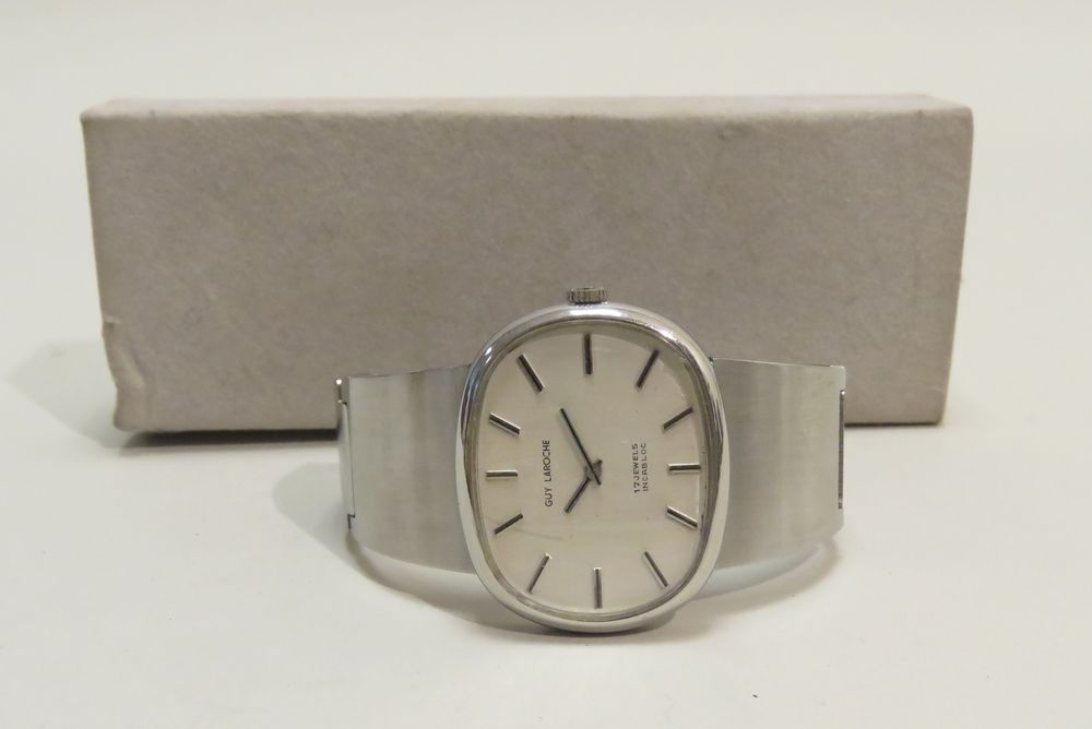 Null GUY LAROCHE. Ladies' watch in steel, the dial on a light grey background. T&hellip;