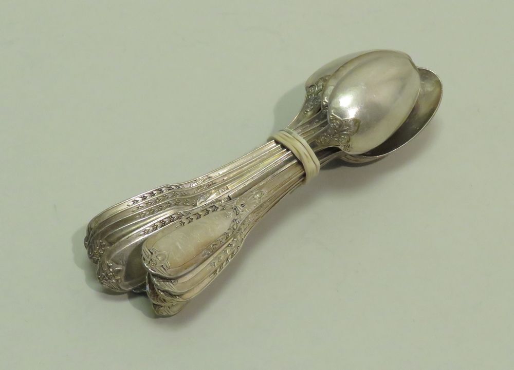 Null Set di undici piccoli cucchiai placcati in argento, decorati in stile imper&hellip;