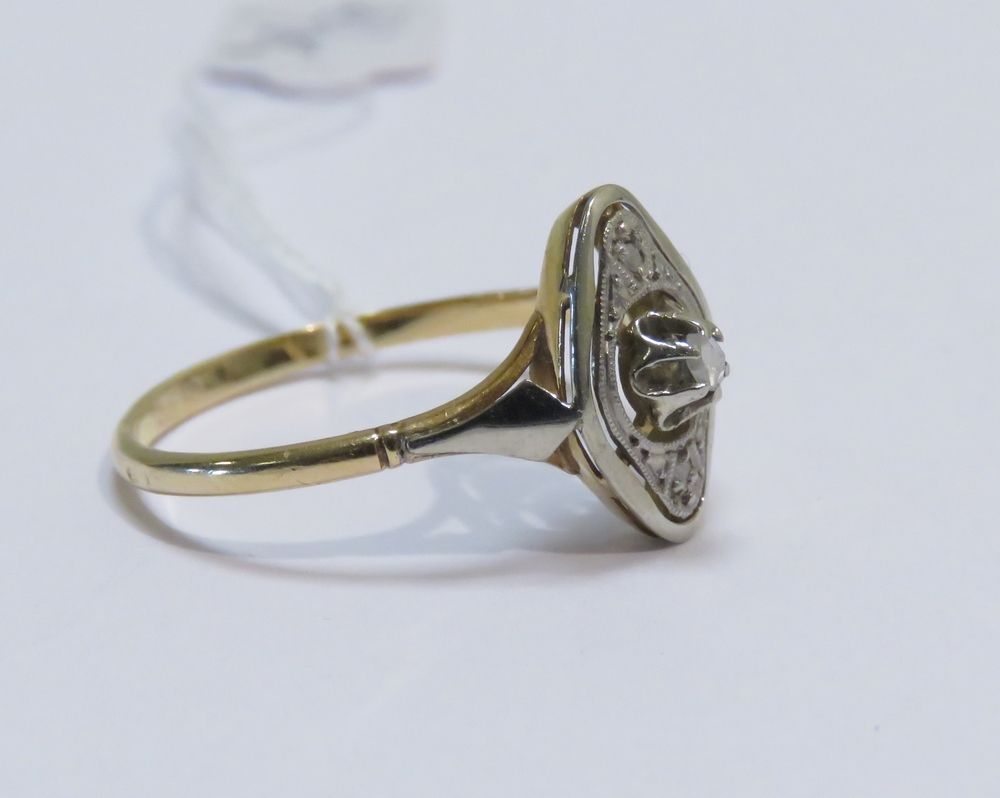 Null 一枚黄金和铂金的镂空镶钻戒指，中央镶嵌着一颗爪形钻石，另有两颗钻石。毛重：2克25厘米。TDD : 62.