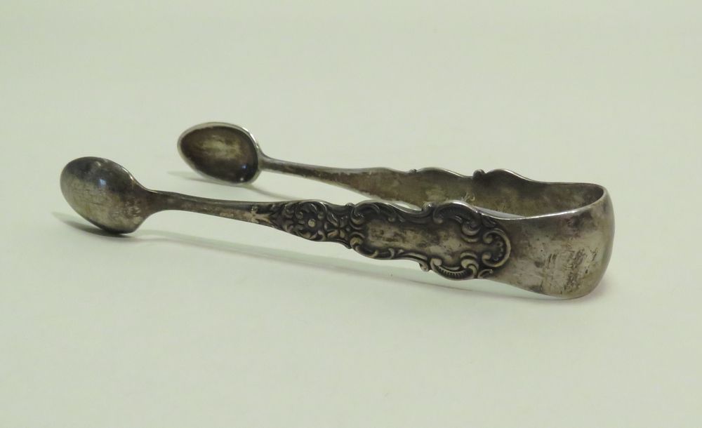Null Goldsmith : G.U. Delightful English silver sugar tongs, decorated with styl&hellip;