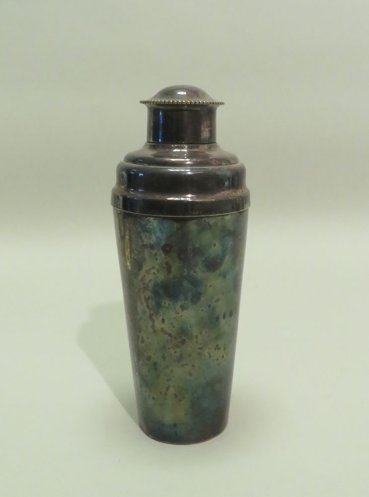Null Orfèvre : GUILDART. Shaker en métal argenté. 24 x 9 cm.