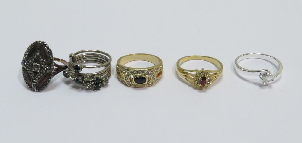 Null Lot of five fancy rings.